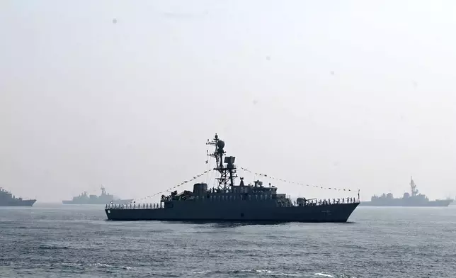 2026年2月18日，伊朗戰艦「迪娜」號在印度維沙卡帕特南舉行的國際艦隊檢閱期間，於孟加拉灣航行。(美聯社圖片) AP圖片