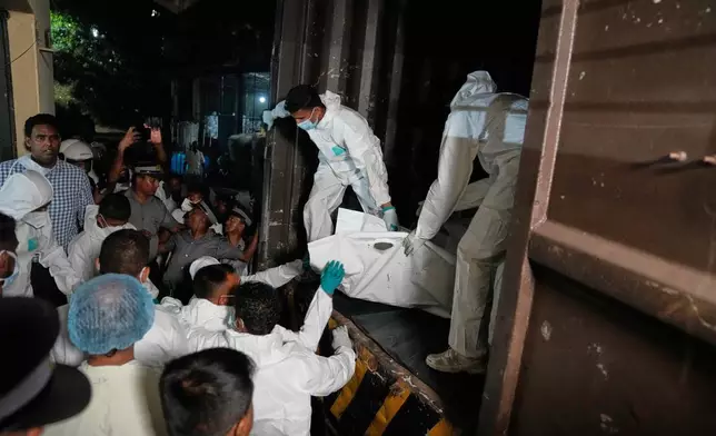 醫護人員在斯里蘭卡加勒，從車上卸下伊朗水兵的遺體。這些水兵乘坐的「迪娜」號戰艦於2026年3月4日周三在斯里蘭卡領海外沉沒。(美聯社圖片/Eranga Jayawardena) AP圖片