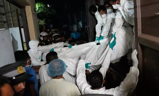 醫護人員在斯里蘭卡加勒，從車上卸下伊朗水兵的遺體。這些水兵乘坐的「迪娜」號戰艦於2026年3月4日周三在斯里蘭卡領海外沉沒。(美聯社圖片/Eranga Jayawardena) AP圖片