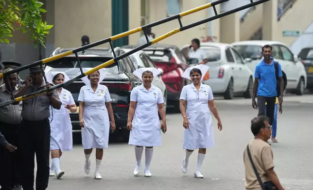 護士步出國家醫院，斯里蘭卡海軍從「迪娜」號戰艦救出的水兵於2026年3月5日周四在斯里蘭卡加勒的醫院接受治療。(美聯社圖片/Eranga Jayawardena) AP圖片