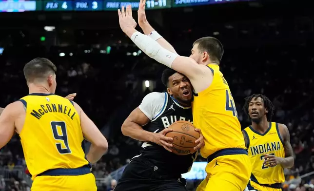 密爾沃基公鹿隊的揚尼斯安迪度高普運球突破印第安納溜馬隊的祖巴克。AP圖片