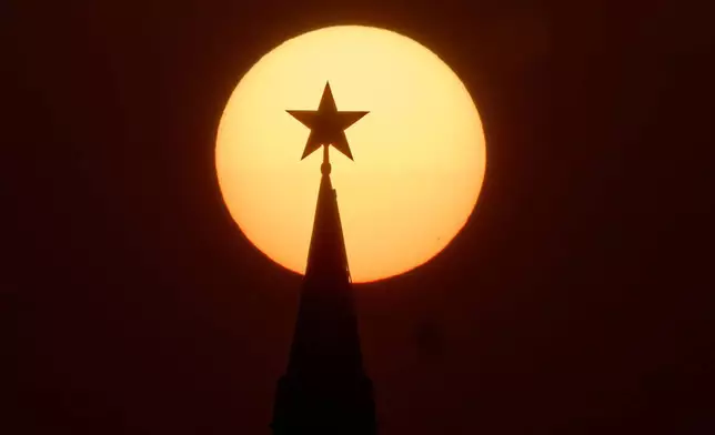 2026年3月12日周四，莫斯科日落時分，克里姆林宮塔頂的紅星後方可見太陽。(美聯社圖片/Alexander Zemlianichenko) AP圖片