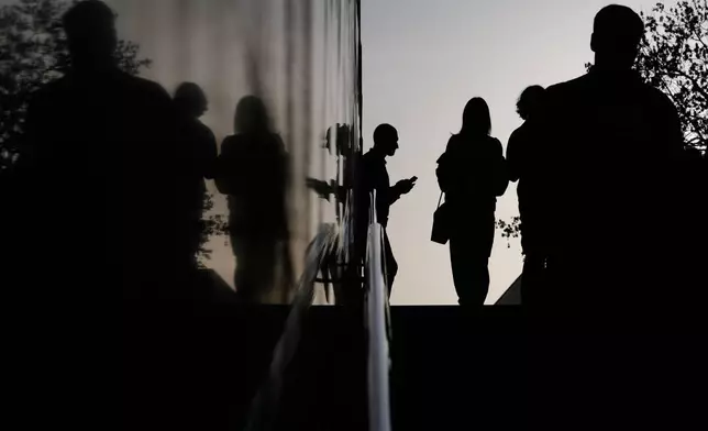 2026年3月12日周四，莫斯科日落時分，民眾進入地下通道。(美聯社圖片/Pavel Bednyakov) AP圖片