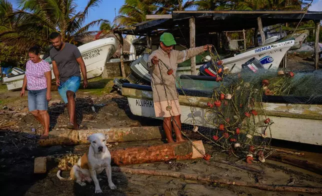墨西哥薩利納斯，漁民因墨西哥灣漏油事件暫停出海捕魚，正在解開漁網。當局指，漏油源頭來自一艘未確認身份的船隻及兩個天然油滲點。攝於2026年3月26日周四。(美聯社圖片/Felix Marquez) AP圖片