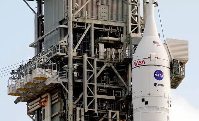 美國太空總署的阿提米斯二號登月火箭，2026年3月29日周日停泊在佛羅里達州卡納維拉爾角甘迺迪太空中心39-B號發射台。（美聯社圖片/Chris O'Meara） AP圖片