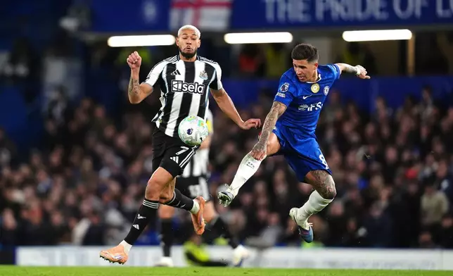 2026年3月14日周六，紐卡素球員祖連頓（Joelinton，左）與車路士球員安素費南迪斯（Enzo Fernandez）在倫敦舉行的英超聯賽中，對陣紐卡素時爭奪控球權。 AP圖片