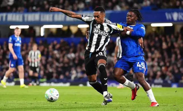 2026年3月14日周六，紐卡素球員祖爾韋洛克（Joe Willock，左）與車路士球員羅密歐拉維亞（Romeo Lavia）在倫敦舉行的英超聯賽中，對陣紐卡素時爭奪控球權。\ AP圖片