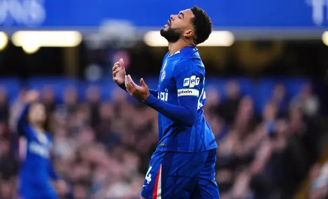 車路士球員列斯占士（Reece James）在2026年3月14日周六於倫敦舉行的英超聯賽中，對陣紐卡素時錯失機會，顯得懊惱。 AP圖片