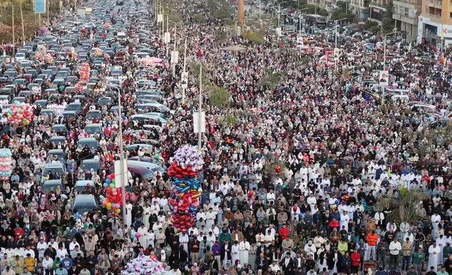 2026年3月20日周五，數千名埃及穆斯林在埃及開羅的塞迪克清真寺（al-Seddik mosque）外進行開齋節祈禱。（美聯社圖片/Khaled el Fiqi） AP圖片