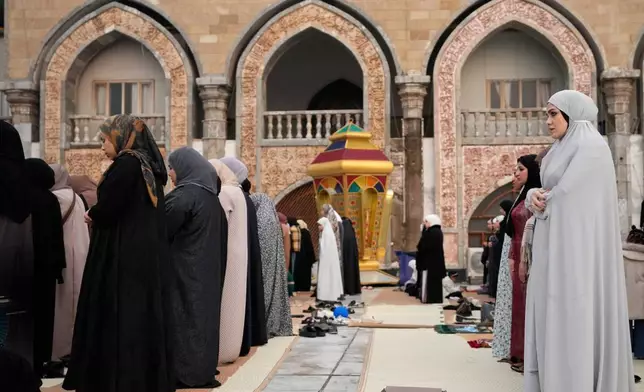 2026年3月20日周五，穆斯林在伊拉克巴格達的阿卜杜勒卡迪爾蓋拉尼清真寺（Abdul-Qadir al-Gailani mosque）進行開齋節祈禱。（美聯社圖片/Hadi Mizban） AP圖片