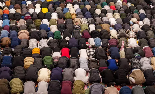 2026年3月20日周五，穆斯林在羅馬尼亞布加勒斯特（Bucharest）一體育館內，參與開齋節祈禱。（美聯社圖片/Vadim Ghirda） AP圖片