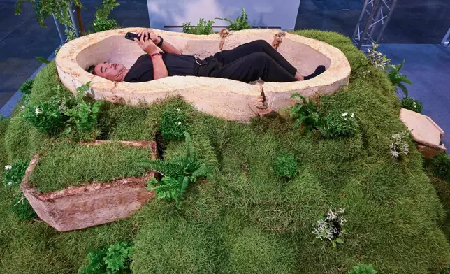 2026年3月13日周五，一名參觀者在泰國暖武里府的「死亡節」中躺在由菌絲體（真菌根狀纖維）製成的棺材內。(美聯社圖片/Kittinun Rodsupan) AP圖片