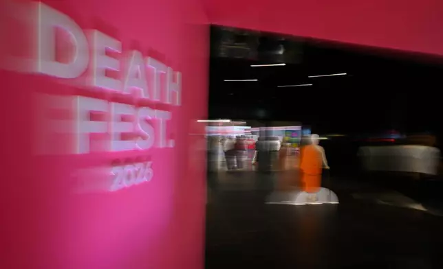 2026年3月13日周五，參觀者在泰國暖武里府參觀「死亡節」。(美聯社圖片/Kittinun Rodsupan) AP圖片