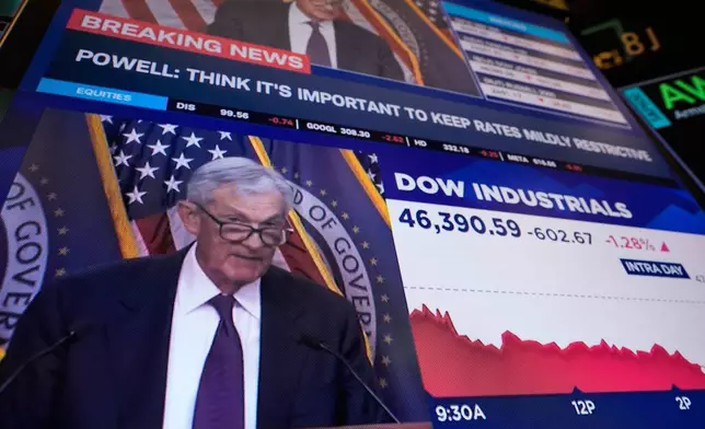 紐約證券交易所交易大堂的電視屏幕播放聯儲局主席鮑威爾（Jerome Powell）的新聞發布會。 AP圖片