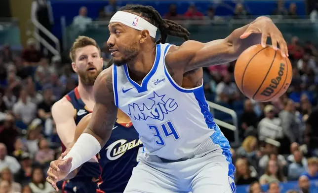 魔術中鋒雲度卡特（Wendell Carter Jr.，34號）面對騎士後衛米曹（Donovan Mitchell）及前鋒韋迪（Dean Wade）進攻籃框。AP圖片