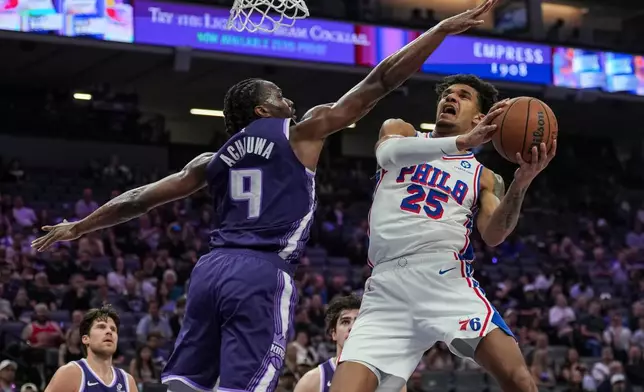 費城76人前鋒巴洛（Dominick Barlow，25號）上籃，對抗薩克拉門托帝王前鋒阿祖華（Precious Achiuwa，9號）。 AP圖片