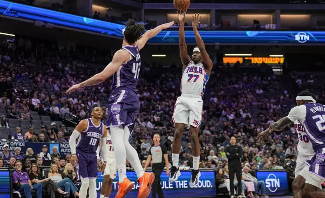 費城76人後衛艾治甘比（Vj Edgecombe，77號）於薩克拉門托帝王中鋒雷諾（Maxime Raynaud，42號）面前射入三分球。AP圖片