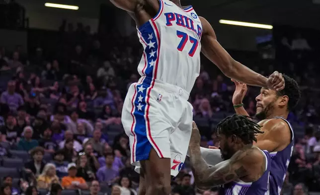 費城76人後衛艾治甘比（Vj Edgecombe，77號）在NBA籃球賽上半場對陣薩克拉門托帝王時入樽。)AP圖片