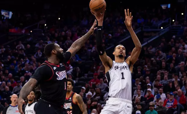 (美聯社圖片/Chris Szagola) 聖安東尼奧馬刺的維克托雲班耶馬（右）在周二（3日）於費城舉行的美國職業籃球聯賽上半場比賽中投籃，期間遭到費城76人球員安德烈祖蒙特（Andre Drummond）犯規。 AP圖片