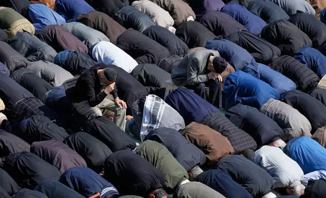 伊朗民眾在德黑蘭伊瑪目霍梅尼大清真寺（Imam Khomeini Grand mosque）參與周五祈禱，攝於2026年3月6日周五。(美聯社圖片/Vahid Salemi) AP圖片