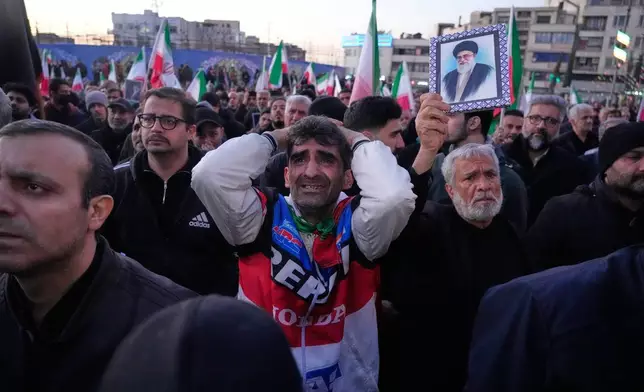 2026年3月1日周日，伊朗德黑蘭，國家電視台正式宣布伊朗最高精神領袖哈梅內伊（海報所示）身亡後，政府支持者在集會中哀悼。(美聯社圖片/Vahid Salemi) AP圖片