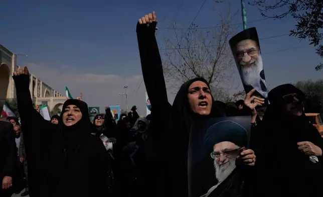 政府支持者在德黑蘭伊瑪目霍梅尼大清真寺（Imam Khomeini Grand mosque）完成周五祈禱後，遊行抗議美國—以色列的軍事行動，婦女高呼口號並手持已故伊朗最高領袖阿亞圖拉阿里哈梅內伊（Ayatollah Ali Khamenei）的照片，攝於2026年3月6日周五。(美聯社圖片/Vahid Salemi) AP圖片