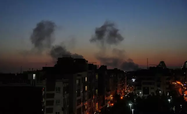 美國—以色列軍事行動期間，空襲擊中德黑蘭市，濃煙四起，攝於伊朗德黑蘭，2026年3月6日周五晚。(美聯社圖片/Vahid Salemi) AP圖片