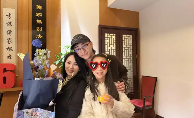 伊能靜與一對仔女。