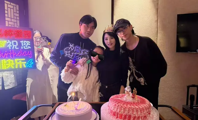 伊能靜與老公及仔女一同慶生。
