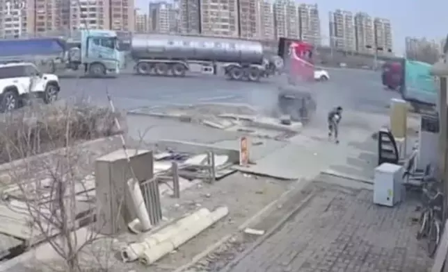 母親目睹私家車失控甩尾衝向兒子即時抱走孩子驚險避過一劫。影片截圖