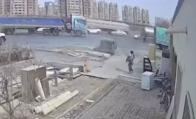 母親目睹私家車失控甩尾衝向兒子即時抱走孩子驚險避過一劫。影片截圖