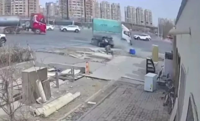 母親目睹私家車失控甩尾衝向兒子即時抱走孩子驚險避過一劫。影片截圖