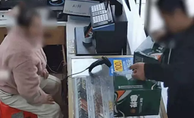 男子偽造3.7萬個啤酒拉環半年每日兌逾10箱酒終被識破拘捕。影片截圖