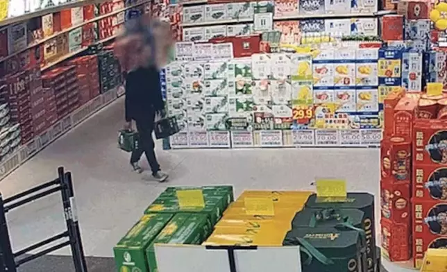 男子偽造3.7萬個啤酒拉環半年每日兌逾10箱酒終被識破拘捕。影片截圖