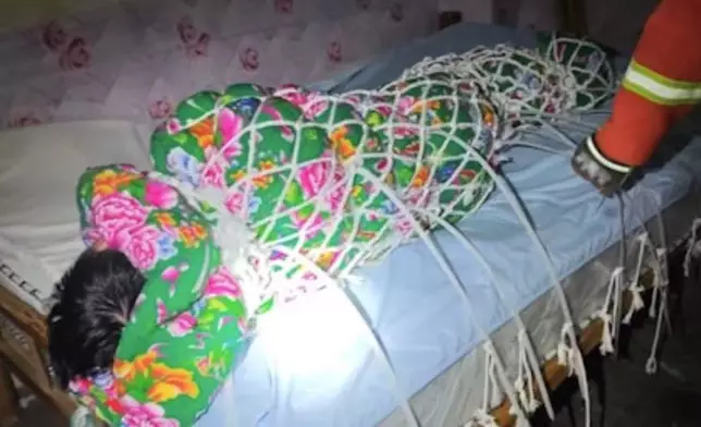 男子跟風模仿「紮帶逃生」全身被厚棉被、漁網及紮帶緊緊包裹險喪命。影片截圖