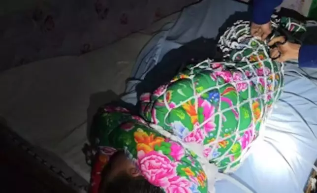 男子跟風模仿「紮帶逃生」全身被厚棉被、漁網及紮帶緊緊包裹險喪命。影片截圖