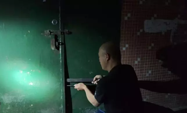 男子跟風模仿「紮帶逃生」全身被厚棉被、漁網及紮帶緊緊包裹險喪命。影片截圖