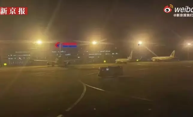 東航客機落地不足1分鐘機艙突傳焦味冒火苗引乘客恐慌。影片截圖