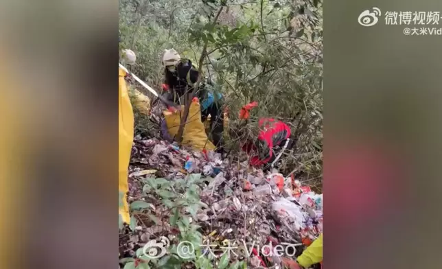 26名徒步愛好者2年翻越31座山野累計清理3.5萬斤垃圾。影片截圖