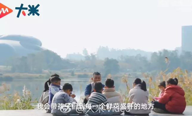 教師15年帶近千名鄉村孩童在田野寫詩助打開心扉。影片截圖