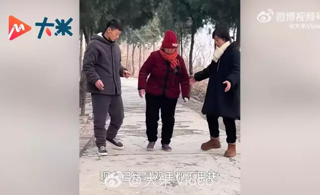 婦人二次腦出血後偏癱獲新抱陪訓練兩個月後甩輔助重拾行走能力。影片截圖