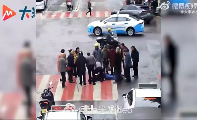 6旬醫生等紅燈目睹男子突發昏厥倒地即場跪地施救上演教科書式救援。影片截圖