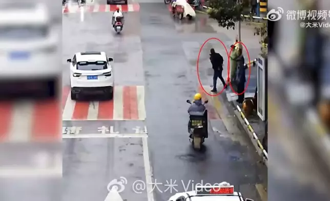 6旬醫生等紅燈目睹男子突發昏厥倒地即場跪地施救上演教科書式救援。影片截圖