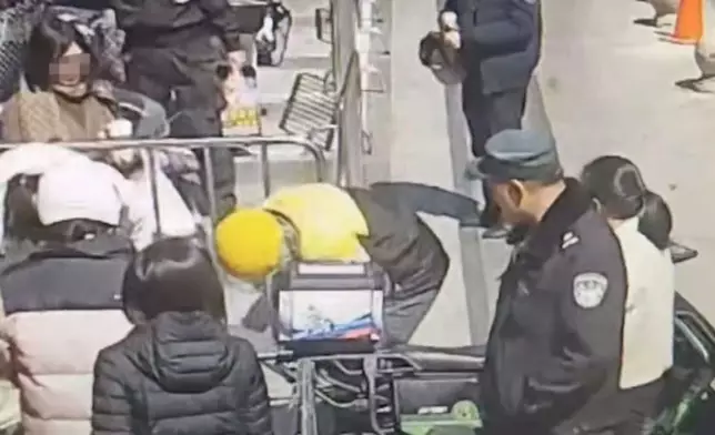 外賣員目擊幼童遭餅乾鯁喉果斷放棄送單施救再騎車送院助轉危為安。影片截圖