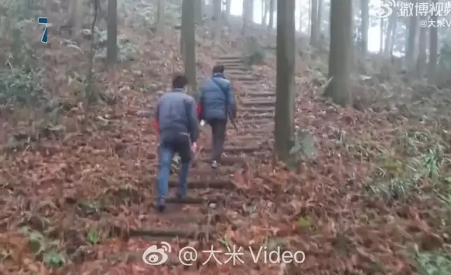 夫婦扎根深山逾35年守護4.3萬畝山林，兒子長大成護林員接棒延續護林使命。影片截圖