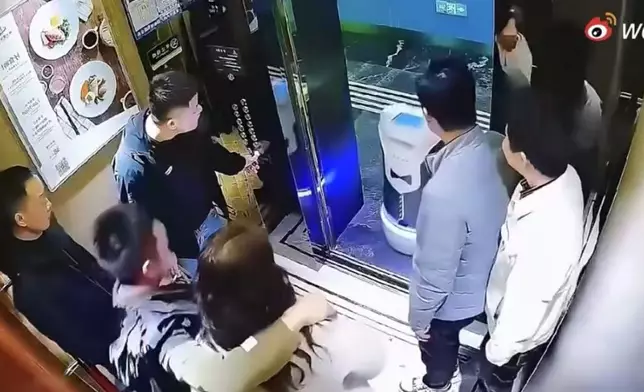 男子疑為耍帥當女伴面前飛腳踢翻酒店送餐機械人遭索償4500元人民幣。影片截圖