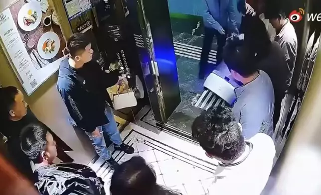 男子疑為耍帥當女伴面前飛腳踢翻酒店送餐機械人遭索償4500元人民幣。影片截圖