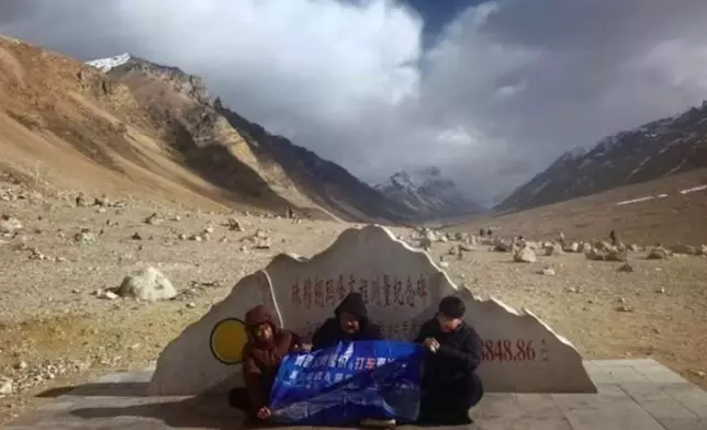 2名男子從上海Call車去珠峰大本營，9天跨越6000公里成功抵達，全程花費約4萬元人民幣。影片截圖