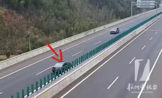 男司機高速逆向行駛近2公里，遭交警截停後竟賴導航。影片截圖