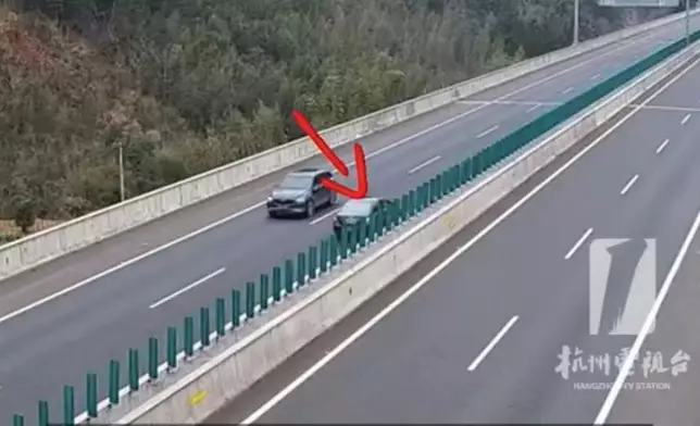 男司機高速逆向行駛近2公里，遭交警截停後竟賴導航。影片截圖